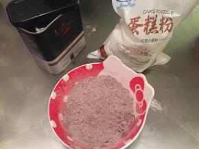 将低粉和可可粉混合均匀