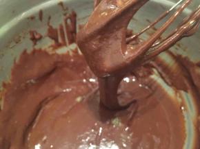 ＂Z ＂字型拌至顺滑的蛋黄糊