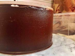 上面放上另一片PVC圆片，四周抺好巧克力甘那许，用直角抹刀抺平后冰箱冷冻5分钟