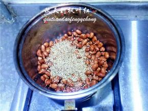 再撒入熟芝麻。