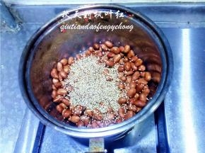 再撒入熟芝麻。