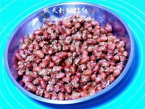 把花生盛到干净的盘子里晾凉。