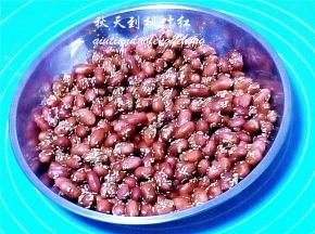 把花生盛到干净的盘子里晾凉。