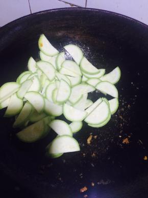 热锅中放入少量油，倒入笋瓜片，加入少量热水，翻炒
