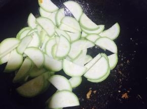 热锅中放入少量油，倒入笋瓜片，加入少量热水，翻炒