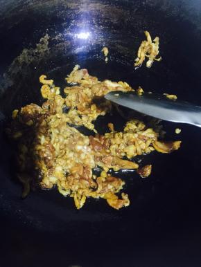 热锅中倒入色拉油，放入生姜碎炸一下，放入拌匀的肉丝，翻炒，不要炒得过老，盛出待用