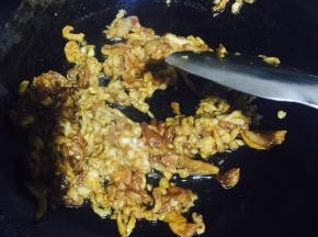 热锅中倒入色拉油，放入生姜碎炸一下，放入拌匀的肉丝，翻炒，不要炒得过老，盛出待用