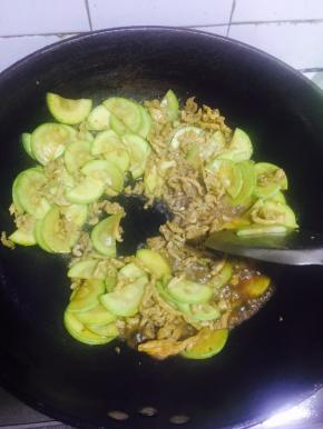笋瓜快炒熟的时候，倒入已经炒好的肉丝，加入少量的食盐，拌匀即可