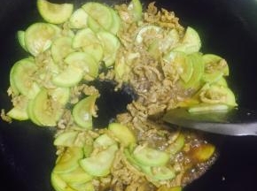笋瓜快炒熟的时候，倒入已经炒好的肉丝，加入少量的食盐，拌匀即可