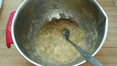 香蕉两根260克用勺子碾成泥