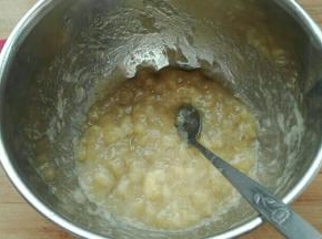 香蕉两根260克用勺子碾成泥