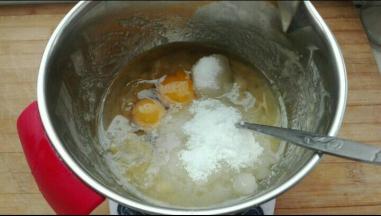 将蛋液，糖，柠檬汁，玉米油混合