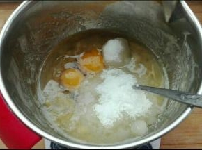 将蛋液，糖，柠檬汁，玉米油混合