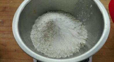 将高筋面粉，泡打粉，盐混合均匀