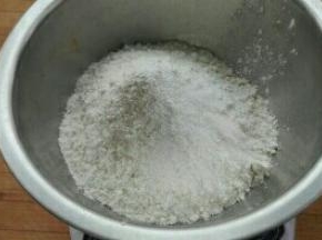 将高筋面粉，泡打粉，盐混合均匀