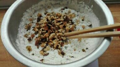 倒入混合均匀的蛋糊液中，同时放入葡萄干，核桃碎