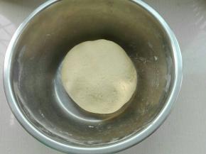 揉成均匀面团室温发酵
