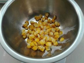 发酵时准备玉米粒加炼奶混合均匀即可