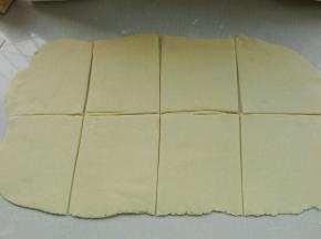 发酵好的面团排气擀成大片，均等切成同等小长方形