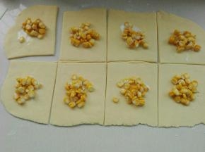 将玉米粒平分放入面片上