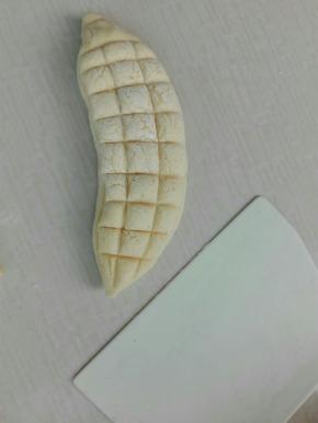 借助刮刀或者刀背压出痕迹，整出玉米样子