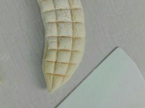 借助刮刀或者刀背压出痕迹，整出玉米样子