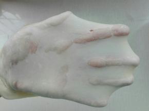 除黄油外所以材料混合揉至可以拉开厚的膜加入软化黄油，揉至扩展状态，如图所示