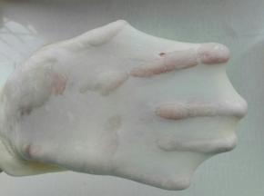 除黄油外所以材料混合揉至可以拉开厚的膜加入软化黄油，揉至扩展状态，如图所示