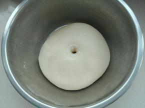 室温发酵至手指戳洞不回缩不塌陷即可