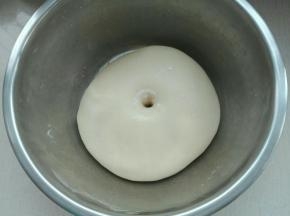 室温发酵至手指戳洞不回缩不塌陷即可