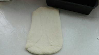 发酵好的面团排气擀成长方形