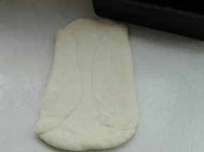 发酵好的面团排气擀成长方形