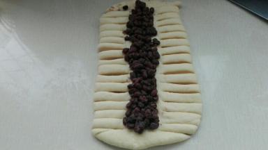 蜜豆两边对等切成条，如图