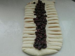 蜜豆两边对等切成条，如图