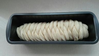 放入模具，烤箱放碗热水，发酵约35分钟