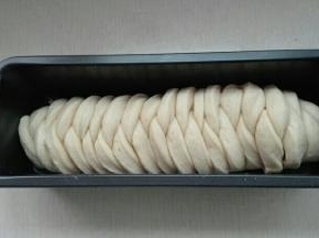 放入模具，烤箱放碗热水，发酵约35分钟