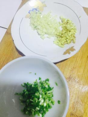 小葱切碎，生姜和蒜瓣都切碎，备用