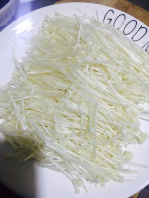 均匀的铺在盘子中间