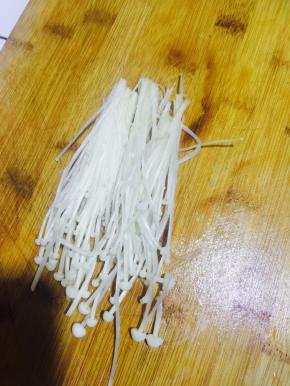 金针菇洗净，切成两段