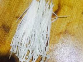 金针菇洗净，切成两段