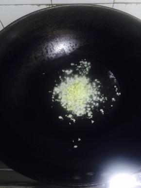 锅烧热，加入色拉油，放入生姜碎，蒜泥爆香，加入少许糖