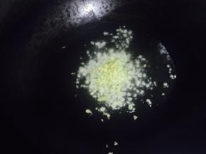 锅烧热，加入色拉油，放入生姜碎，蒜泥爆香，加入少许糖