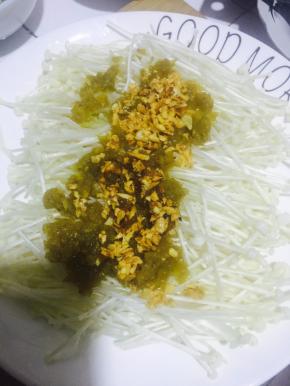 金针菇上面均匀铺上剁椒，浇上刚刚烧热的蒜泥油