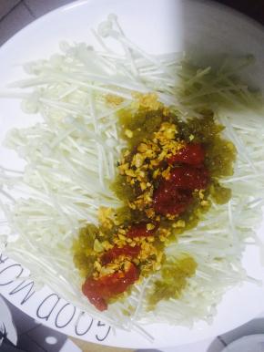 再撒上少许红辣椒酱