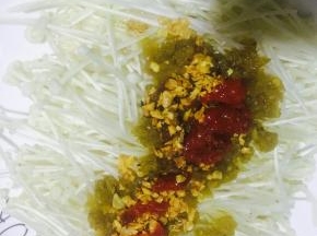 再撒上少许红辣椒酱