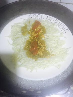 锅里放水，大火烧开，放入盘子。盖上锅盖大火蒸10分钟即可。注意锅盖上滴下来的水蒸气，可以用保鲜膜包裹一下。