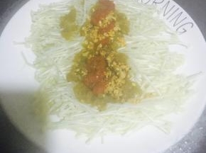 锅里放水，大火烧开，放入盘子。盖上锅盖大火蒸10分钟即可。注意锅盖上滴下来的水蒸气，可以用保鲜膜包裹一下。