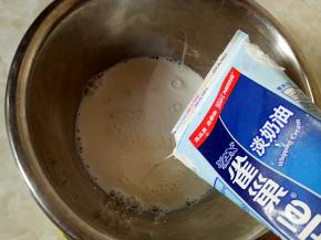 淡奶油和纯牛奶混合