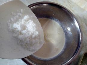 放入白砂糖搅拌均匀，然后放到炉灶上小火加热至糖融化，然后从炉灶上移下来