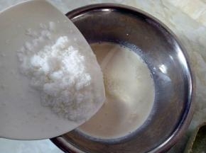 放入白砂糖搅拌均匀，然后放到炉灶上小火加热至糖融化，然后从炉灶上移下来